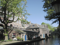 905604 Gezicht op de bedrijfsgebouwen van voormalige brouwerij De Boog op de werf (Oudegracht 369a) te Utrecht, vanaf ...